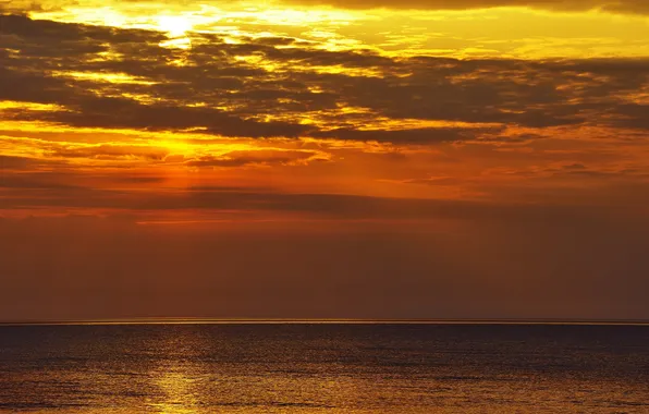 Sea, the sun, clouds, mirror