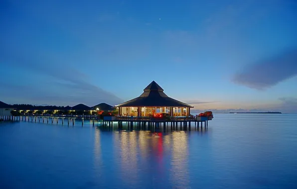 Picture the ocean, the evening, resort