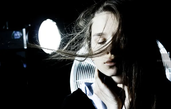 BROWN hair, LAMP, LIGHT, FACE, SPOTLIGHT, DARKNESS