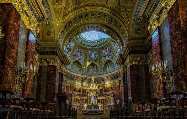 Picture the altar, Hungary, Budapest, the nave, St. Stephen's Basilica
