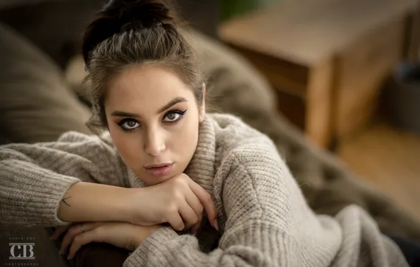 Look, girl, arrows, makeup, sweater, Chris Bos, Annalena