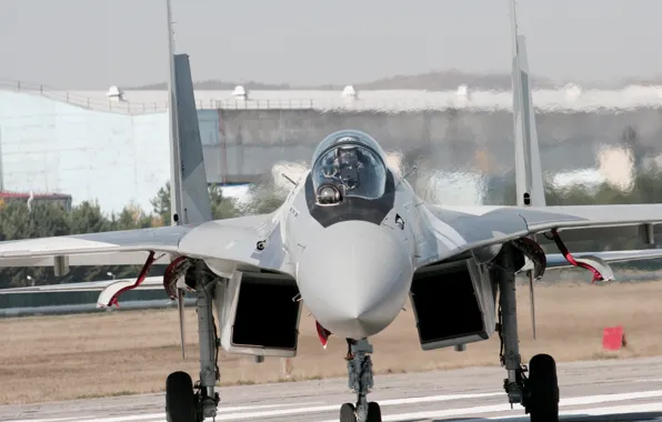 The airfield, su-35, before takeoff