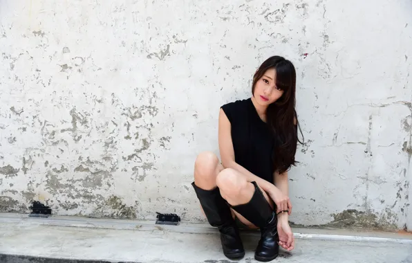 Picture look, wall, model, sitting