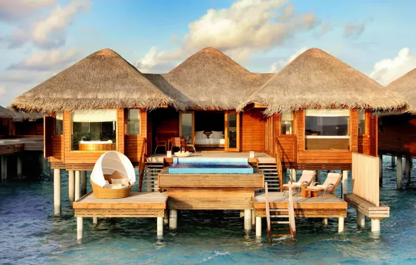 Picture the ocean, pool, the hotel, Bungalow