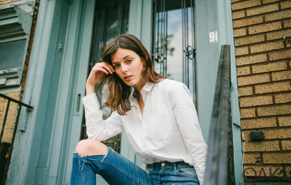 Picture girl, photo, photographer, model, bokeh, jeans, brunette, sitting