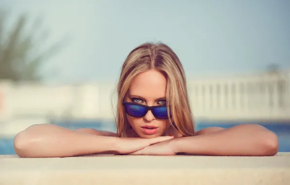 Picture look, girl, the sun, pool, hands, makeup, glasses, hairstyle