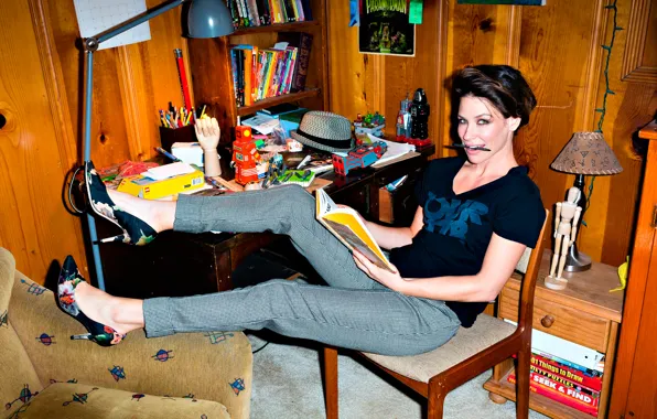 Picture room, Evangeline Lilly, reading, Evangeline Lilly, Nylon Guys