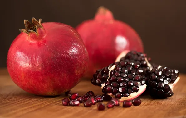 The dark background, grain, garnet