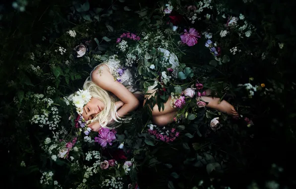 BLONDE, FLOWERS, POSE, WREATH, The BUSHES, photographer Bella Kotak