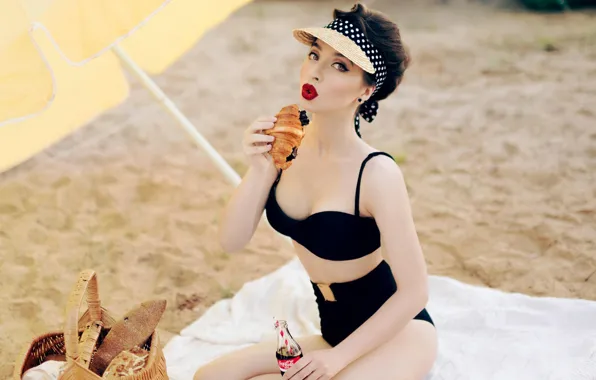 Picture beach, model, picnic, croissant