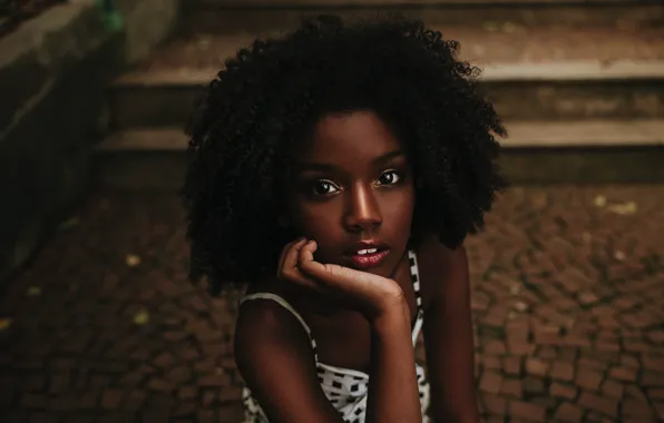 Look, look, sweet girl, curly hair, cute girl, curly hair, bright lipstick, dark skin