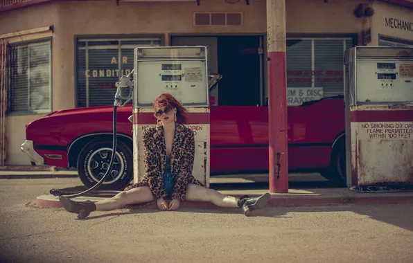 Station, column, car, WILD AT HEART, LULA