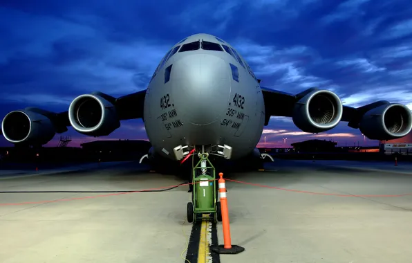 Large, the plane, in Aeroporto, military