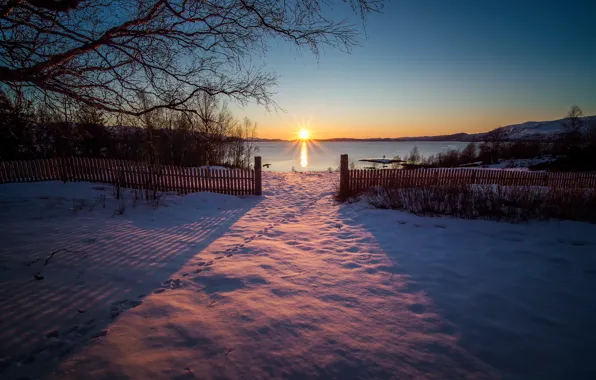The sun, snow, sunset, traces