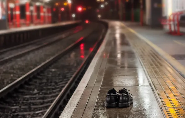 Picture rails, station, shoes
