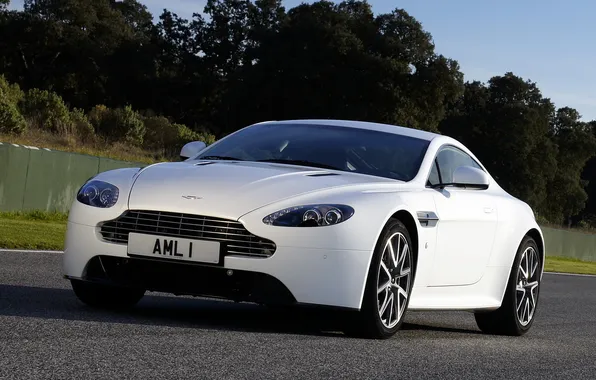 White, aston martin, vantage