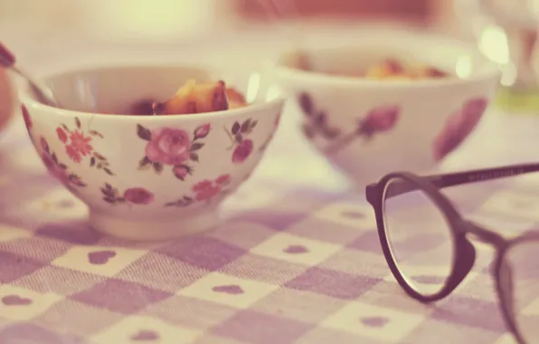 Picture glasses, plate, tablecloth