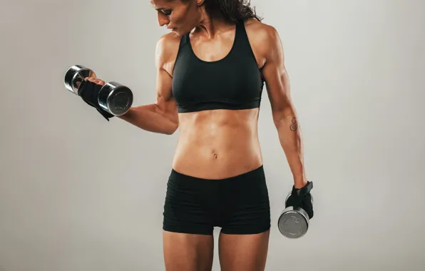 https://img.goodfon.com/wallpaper/big/c/27/metal-dumbell-arms-biceps-female-workout-fitness-sportswear.jpg