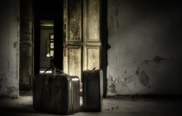 Room, the door, suitcases, naturalism