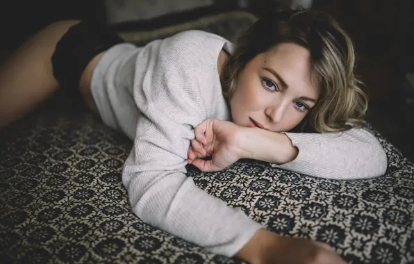 Picture sponge, curls, sweater, Alexandra Cameron