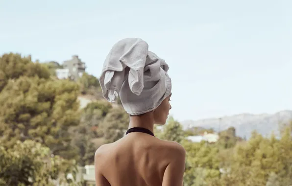 Model, back, Emily Ratajkowski