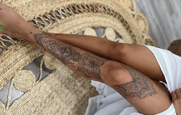 Ring, white dress, manicure, slender legs, tattoo on the leg