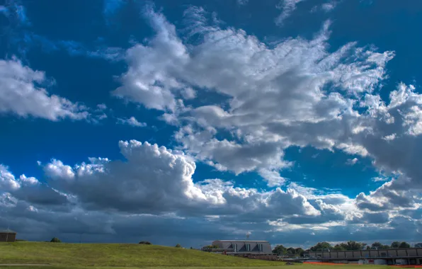 Clouds, green grass, buildings, lawn, clouds, blue sky, buildings, blue sky