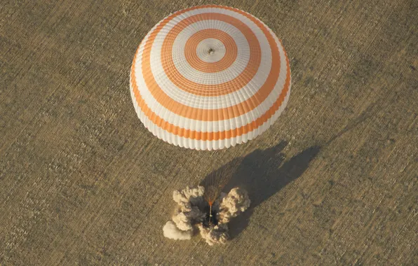 Picture parachute, landing, The Soyuz TMA-04M