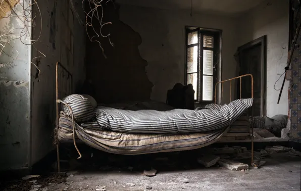 Picture room, bed, window