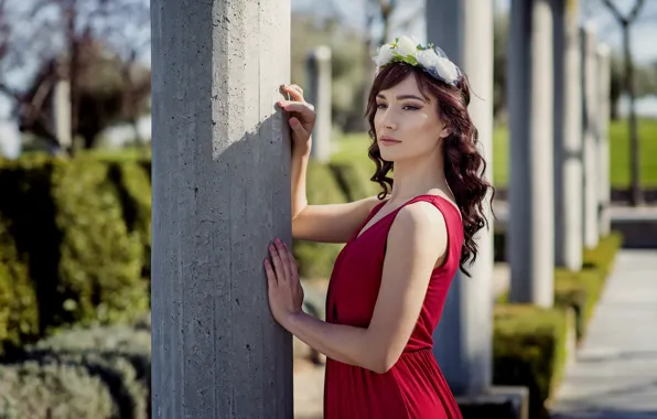 Pose, model, wreath, Elena Rodriguez