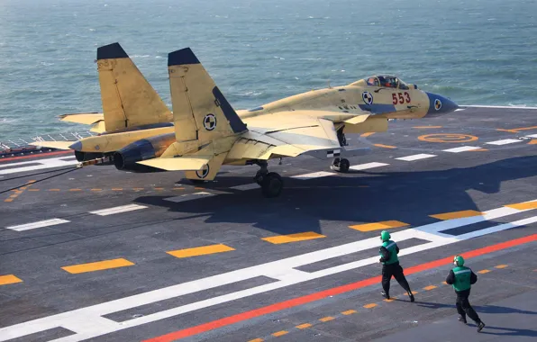 Landing, Shenyang Aircraft Corporation, carrier-based fighter Shenyang J-15, created on the basis of the Soviet …