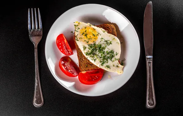 Picture plate, bread, knife, plug, scrambled eggs, tomatoes