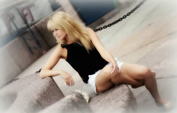 Girl, the city, mood