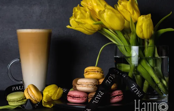 Tulips, latte, macaroon