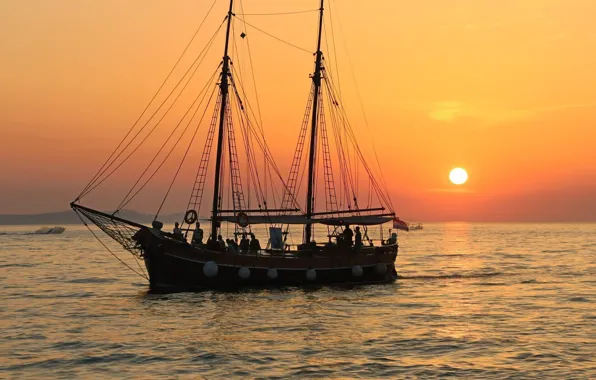 Sunset, the ocean, coast, ship, the evening, walk, passengers, swimming