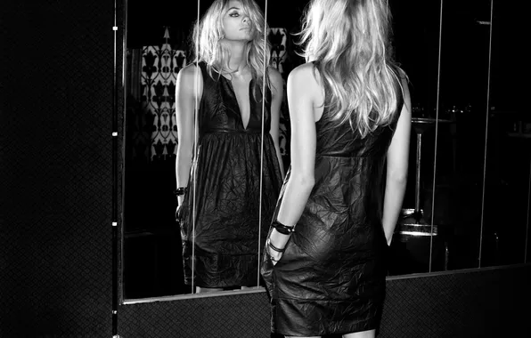 Picture mirror, black and white, Jessica Hart, display