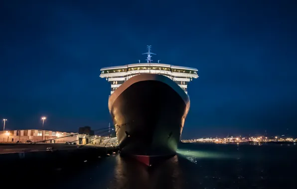 Picture night, port, France, Le Havre, QUEEN MARY 2