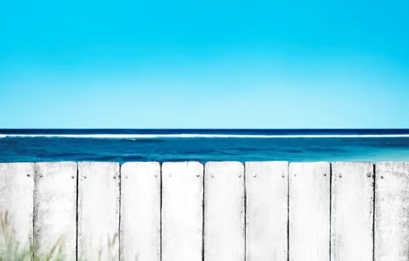 Picture sea, the sky, the fence