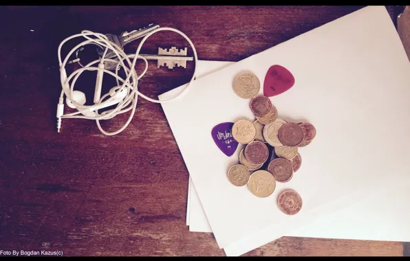 Tree, Paper, Headphones, Table, Money, Keys