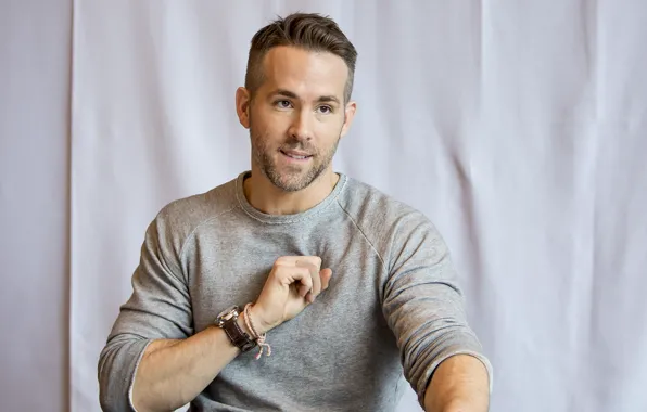Look, male, Ryan Reynolds