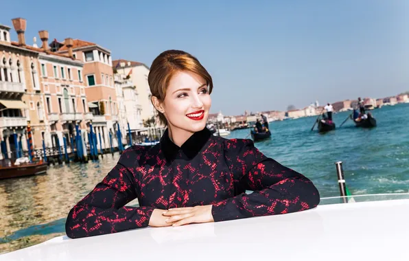 Smile, home, boats, actress, hairstyle, photographer, channel, Dianna Agron