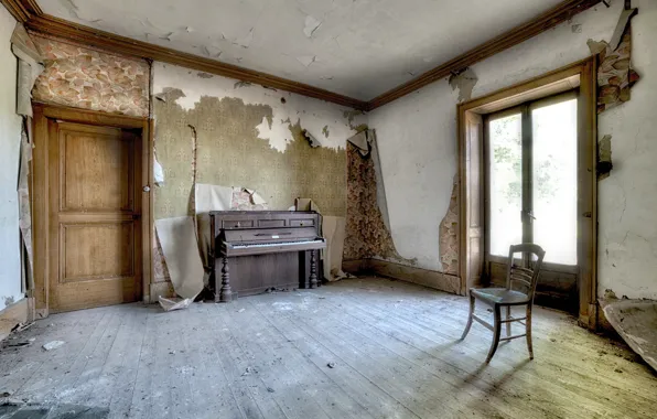 Picture room, chair, piano
