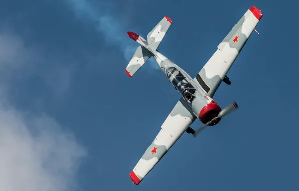 Picture the sky, the plane, The Yak-52, training