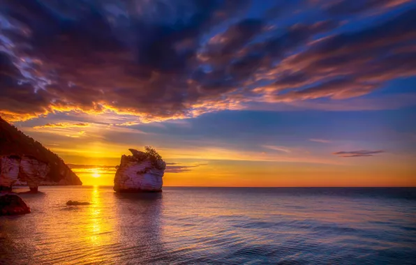 Picture the sun, shore, dawn, sea, rocks, clouds, the sky, horizon