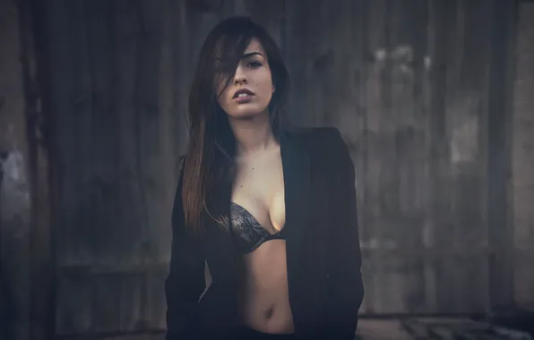 Chest, girl, neckline, sponge, teeth