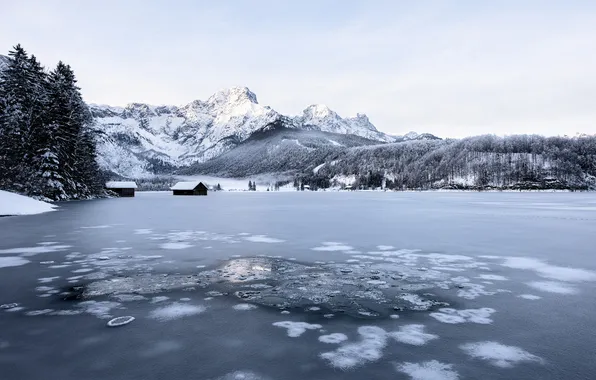 Lake, ice, the hole