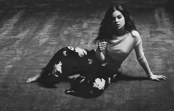 Picture pose, black and white, Hailee Steinfeld
