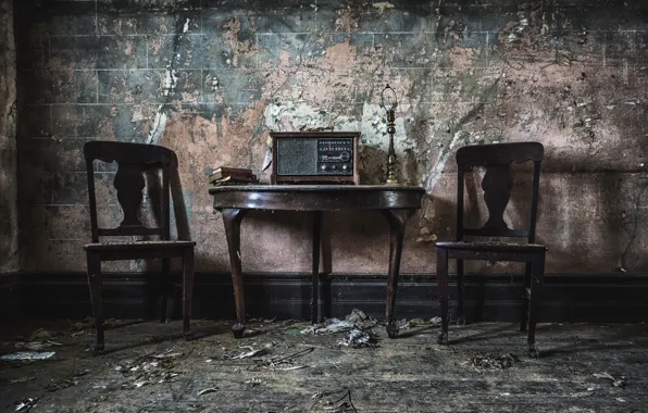 Picture table, chairs, radio