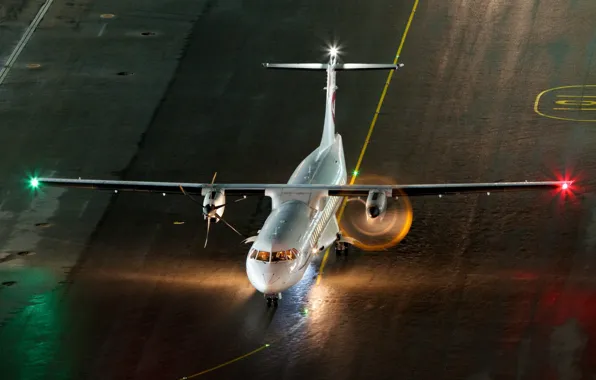 Night, the plane, the airfield