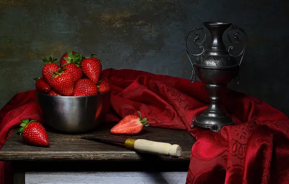 Strawberry, knife, vase, tablecloth